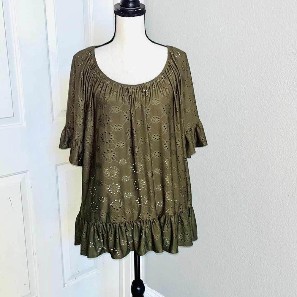 Perseption Women’s olive green Top in eyelet . Lace Design. 2x
